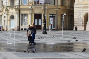 VIDEO FOTO: Fântâna arteziană din Piaţa Mare a fost repornită – Copiii, primii care s-au „răcorit”