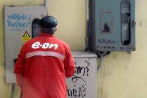 Avertisment de la E.On! Falşi încasatori bat la uşile clienţilor şi cer bani pentru aşa zisa energie electrică consumată