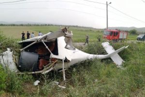 FOTO| Un avion de mici dimensiuni a aterizat forţat la Vurpăr. Pilotul a fost rănit