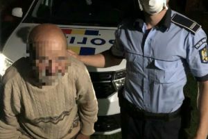 Poliţiştii l-au găsit într-o grădină