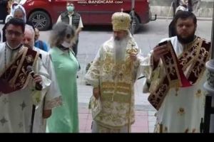 VIDEO| Incident CIUDAT la prima slujbă în aer liber: O femeie a început să DANSEZE în jurul lui ÎPS Teodosie