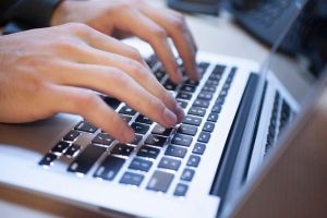 Grupare de hackeri ce plănuia atacuri cibernetice asupra unor spitale din ţară, destructurată de DIICOT