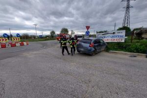 ACCIDENT rutier în Alba Iulia: Un bărbat băut s-a izbit cu maşina de zidul unui sens giratoriu