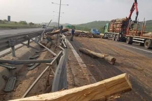 FOTO, VIDEO| Aproape de tragedie pe autostrada A1 Sibiu-Sebeş: Un camion cu lemne a avariat două maşini după ce şi-a pierdut încărcătura
