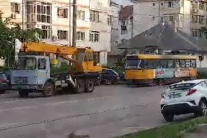 VIDEO De-a râsul plânsul! Tramvai tras cu macaraua prin centrul Botoşaniului