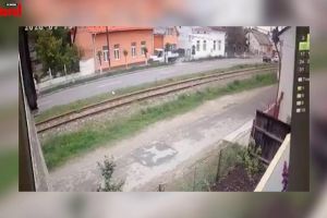 Cu camioneta pe trotuar, după ce a evitat un accident în ultima clipă