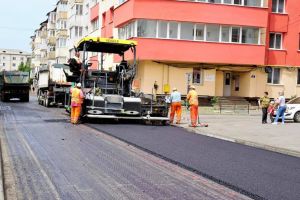 S-a turnat asfalt pe 26 din cele 50 de străzi. Unde se lucrează săptămâna viitoare
