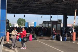 Aglomeraţie în vamă: La Nădlac, şoferii aşteaptă mai bine de cinci ore la intrarea în ţară (VIDEO)