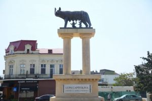 Constanta: Statuia Lupa Capitolina, readusa la starea initiala. Remus si Romulus, din nou, impreuna! (galerie foto)