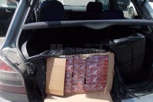 Țigări de contrabandă găsite în maşina unei femei din Marginea