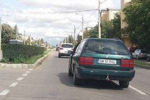 VIDEO. Cel mai tare şofer din Satu Mare. Îşi ţine uşa cu mâna, să nu se deschidă