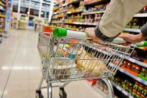 Un şofer clujean a intrat cu masina supermarket Profi din Floreşti