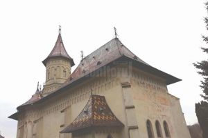 Credincioşii care vor să intre în biserici trebuie să poarte mască şi să se dezinfecteze ...