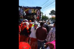 VIDEO! Focşani: înmormântare cu alai de peste 100 de persoane în plină stare de alertă! Cine respectă legea?