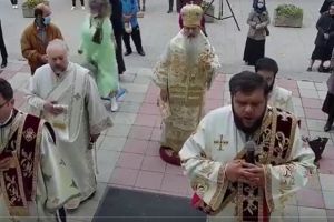 Apariţie cel puţin bizară în cadrul primei slujbe oficiată în aer liber VIDEO