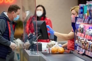 Intrarea fără mască în magazin, AMENDATĂ cu 500 – 2.500 de lei. Precizările Guvernului