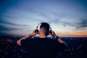 Distracţie şi fapte bune: DJ-ei orădeni fac o petrecere virtuală pentru micuţul Robert