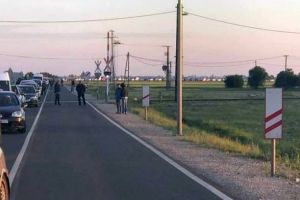 VIDEO| BĂTAIE în Vama Nădlac: Oamenii care stau de ore în şir la coadă s-au revoltat şi i-au îmbrâncit pe jandarmii chemaţi să menţină ordinea