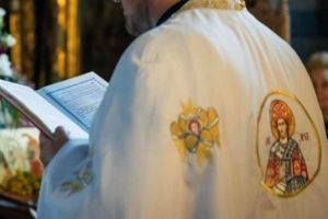 Soluţia ingenioasă găsită de un preot pentru respectare distanţei între credincioşi