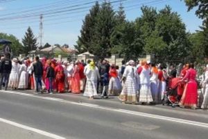 VIDEO| Peste 100 de oameni au participat la înmormântarea unui tânăr, cu lăutari şi maşini de poliţie şi jandarmi din două judeţe