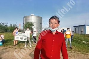 DRAGODANA: Protest după ce au apărut primele cazuri de Covid-19, iar localitatea nu are apă