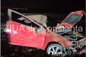 Judetul Constanta. Un Opel cu doua usi s-a rasturnat pe camp si s-a facut praf. Sotia soferului a ajuns la spital