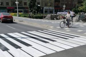 Premieră la Timişoara: Trecere de pietoni în formă de clape de pian, desenată între Catedrală şi Filarmonică