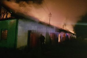 Pompierii s-au luptat patru ore pentru a stinge un incendiu la o hală de producţie brichete ...