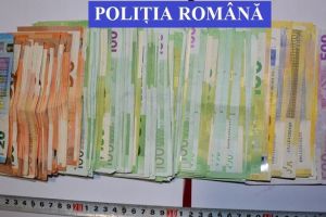 Percheziţii la Bistriţa şi Sărăţel într-un caz de cămătărie şi şantaj. Trei persoane reţinute
