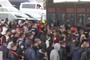 VIDEO: Peste 30.000 de persoane au intrat în ţară fără control epidemiologic – Oamenii s-au călcat în picioare