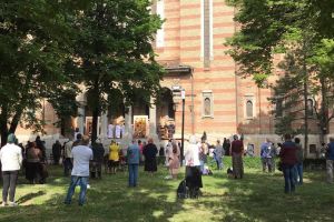 Slujbă în parcul catedralei, cu păstrarea distanţei de 2 metri, la Timişoara, în stare de alertă