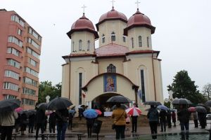 Credincioşilor din Bistriţa le-a fost dor de biserici. Au înfruntat ploaia rece ca să se poată ruga împreună (FOTO)