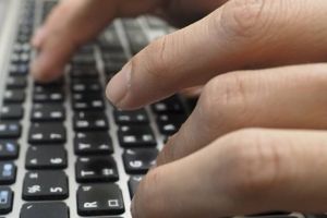 Poţi susţine cursurile online ale elevilor din Timiş donând un laptop, o tabletă sau chiar o tastatură