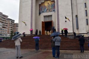 Restricţionaţi de... ploaie: Credincioşi puţini la bisericile din Oradea, în prima duminică după starea de urgenţă (FOTO)
