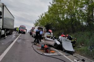 UPDATE FOTO| Accident MORTAL pe DN1, la Gârbova: O persoană a DECEDAT după coliziunea dintre un autoturism şi un camion. Trafic OPRIT
