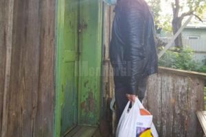 Bărbatul din Mihoveni care trăieşte într-o sărăcie lucie a primit alimente şi 270 de lei ...
