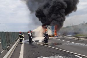 FOTO, VIDEO| Incendiu PUTERNIC pe autostrada A1, sensul Sebeş-Sibiu: Remorca unui autotren, încărcată cu uleiuri de maşini, a luat foc