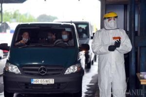 Mii de oameni aşteaptă ore întregi să intre în ţară, prin vama Borş: „Nu mai avem ce face dincolo” (FOTO / VIDEO)