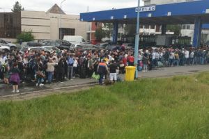 Haosul continuă la vama Nădlac, unde românii aşteaptă înghesuiţi să intre în ţară. Poliţia de Frontieră: Peste 10.000 de oameni au venit în ţară prin Ungaria