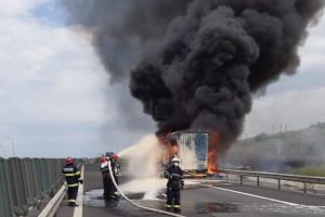 VIDEO FOTO: Incendiu pe autostradă între Sibiu şi Sebeş – Un TIR plin cu uleiuri a luat foc