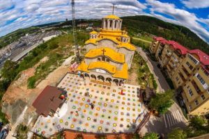 Cluj. Metoda inedită găsită de un preot pentru a asigura distanţa între credincioşi