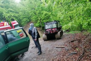 Tânără rănită preluată de salvatori dintr-o zonă greu accesibilă, la Tureac