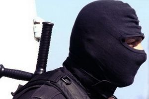 Cum vedem in filme!: Butelie plasata in centrul unui apartament din Constanta. Vizata, o mamica si cei doi copii