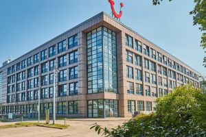 Concernul turistic german TUI ia în calcul concedierea a opt mii de angajaţi, după ce a luat un credit de aproape 2 miliarde, de la statul german. Măsuri de relaxare la graniţe, în discuţia Comisiei Europene