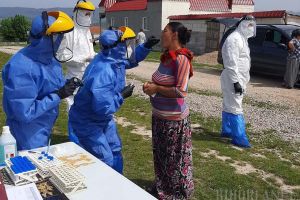 Ca ţiganul la mal: Testarea Covid a comunităţilor de romi din Bihor a fost oprită din ordin de la Bucureşti