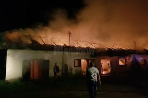 Pompierii s-au luptat patru ore pentru a stinge un incendiu la o hală de producţie brichete ...