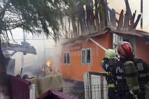 Casa unei familii din Plopeni, salvată in extremis de pompieri de la incendiu