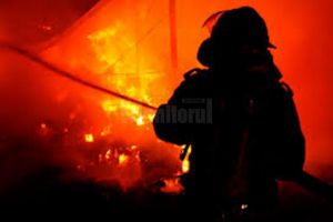 Sicrie şi coroane funerare, distruse în urma unui incendiu
