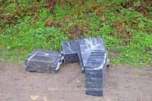 Aproape 2.000 de pachete de ţigări de contrabandă, „răsărite” în vegetaţia de la ...
