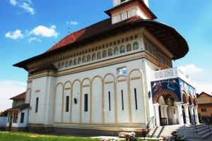 O şcoală din Cisnădie a primit 6.000 de lei de la Biserica „Sfânta Treime”